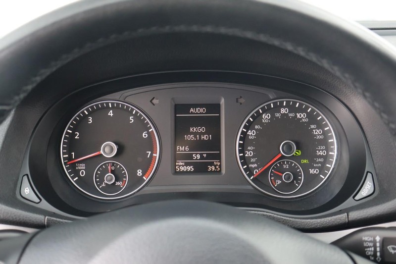 Volkswagen Passat Vehicle Full-screen Gallery Image 25