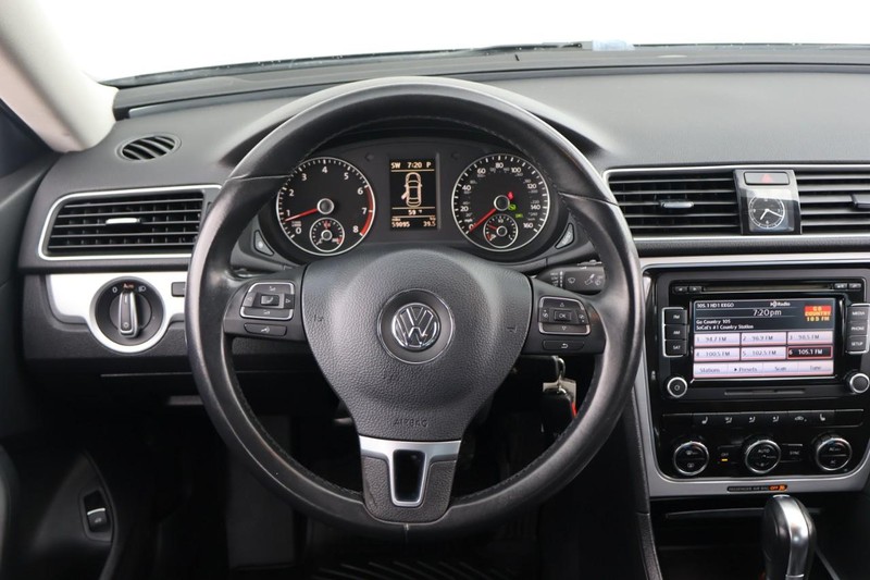 Volkswagen Passat Vehicle Full-screen Gallery Image 26
