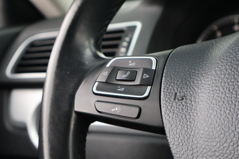 Volkswagen Passat Vehicle Full-screen Gallery Image 27