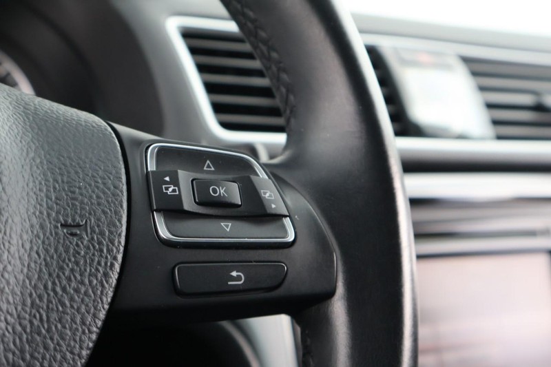 Volkswagen Passat Vehicle Full-screen Gallery Image 28