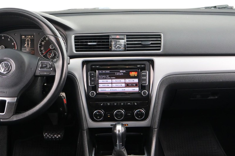 Volkswagen Passat Vehicle Full-screen Gallery Image 29