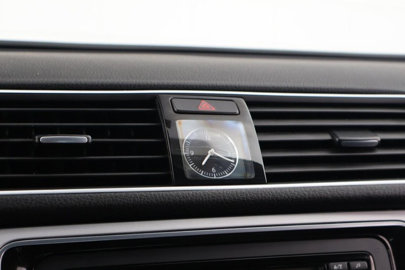 Volkswagen Passat Vehicle Full-screen Gallery Image 30