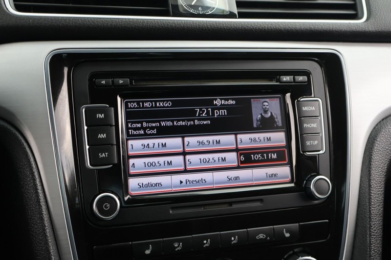 Volkswagen Passat Vehicle Full-screen Gallery Image 31