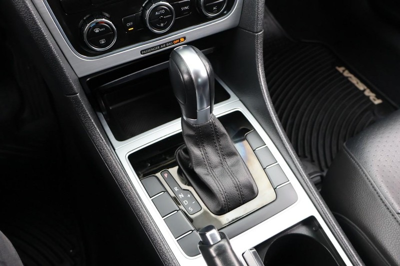 Volkswagen Passat Vehicle Full-screen Gallery Image 33