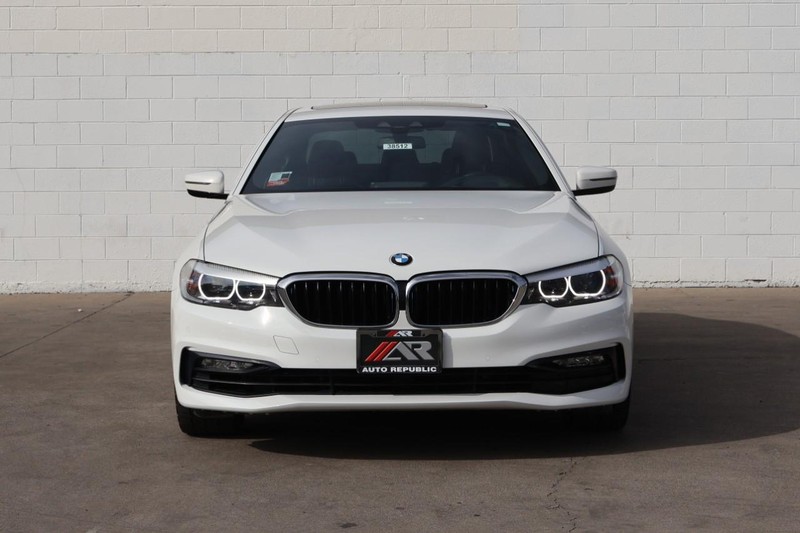 BMW 530e Vehicle Full-screen Gallery Image 02