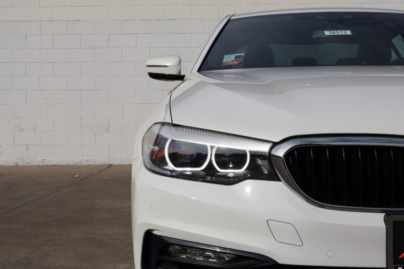 BMW 530e Vehicle Full-screen Gallery Image 03