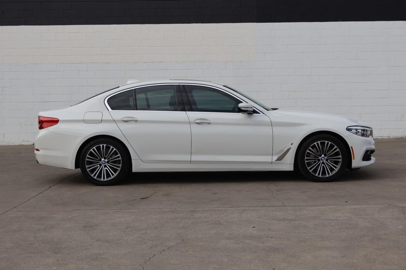 BMW 530e Vehicle Full-screen Gallery Image 04