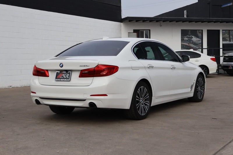 BMW 530e Vehicle Full-screen Gallery Image 05