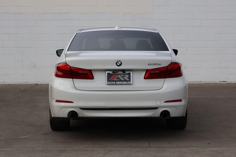 BMW 530e Vehicle Full-screen Gallery Image 06