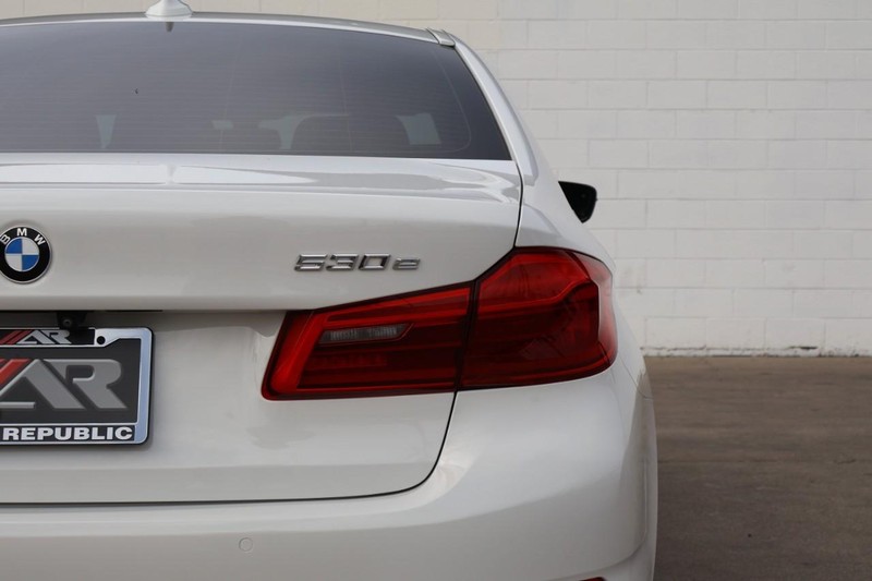 BMW 530e Vehicle Full-screen Gallery Image 07