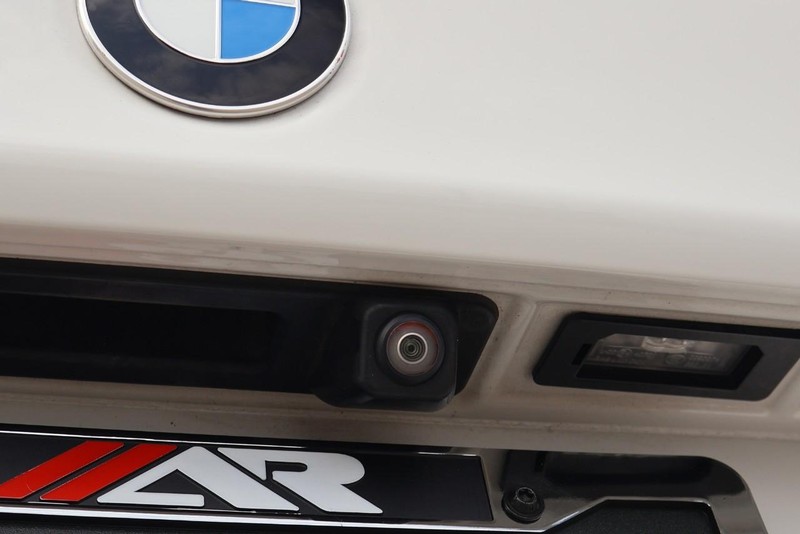 BMW 530e Vehicle Full-screen Gallery Image 08