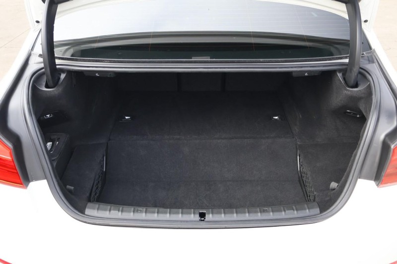 BMW 530e Vehicle Full-screen Gallery Image 09