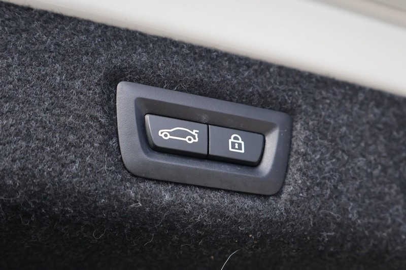 BMW 530e Vehicle Full-screen Gallery Image 10