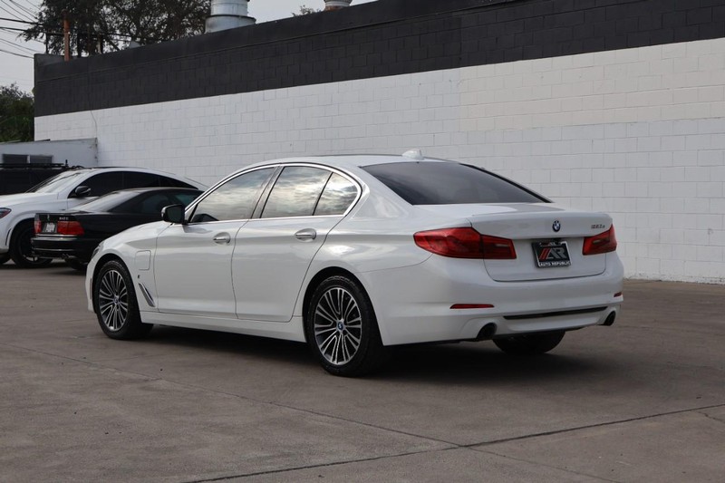 BMW 530e Vehicle Full-screen Gallery Image 11