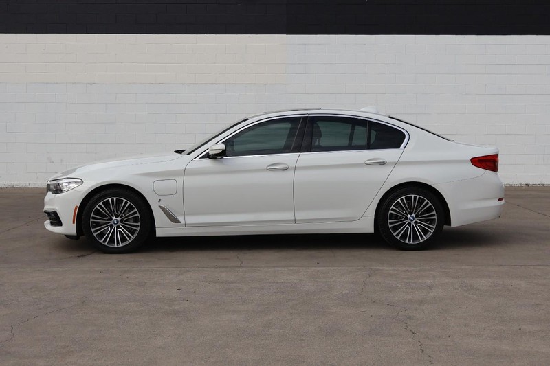 BMW 530e Vehicle Full-screen Gallery Image 12