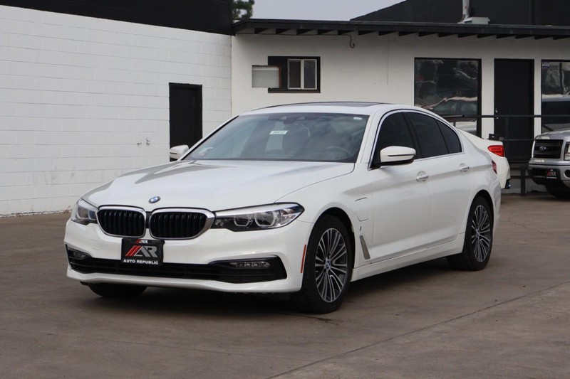 BMW 530e Vehicle Full-screen Gallery Image 13