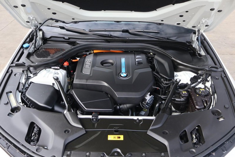BMW 530e Vehicle Full-screen Gallery Image 14