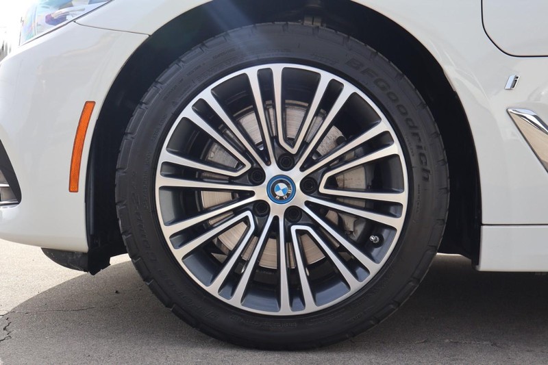 BMW 530e Vehicle Full-screen Gallery Image 15