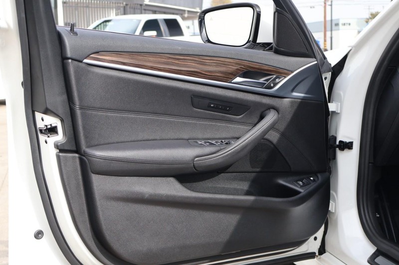 BMW 530e Vehicle Full-screen Gallery Image 16