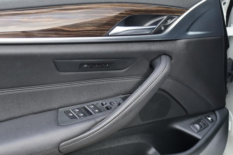 BMW 530e Vehicle Full-screen Gallery Image 17