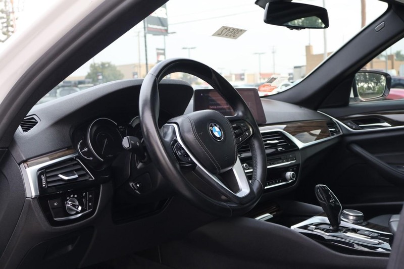 BMW 530e Vehicle Full-screen Gallery Image 18