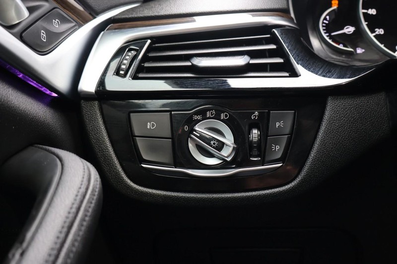 BMW 530e Vehicle Full-screen Gallery Image 19