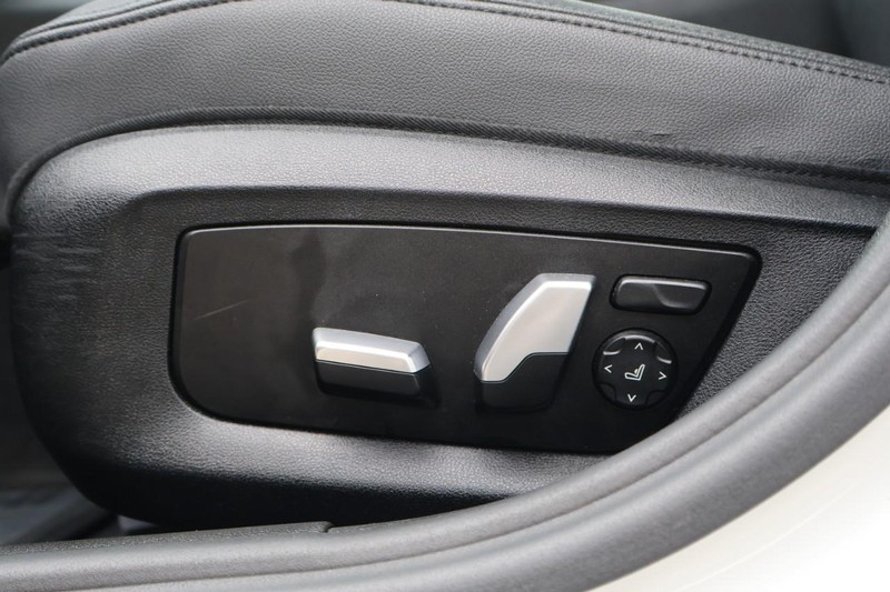 BMW 530e Vehicle Full-screen Gallery Image 20