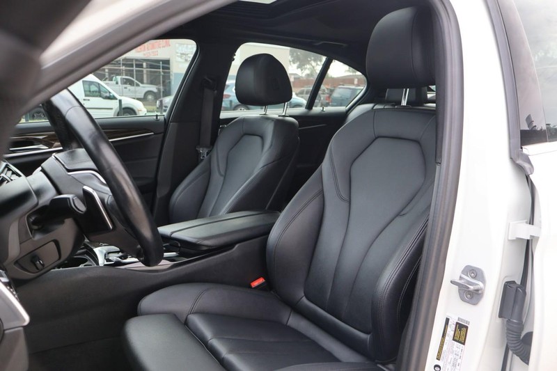 BMW 530e Vehicle Full-screen Gallery Image 21