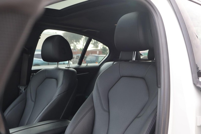 BMW 530e Vehicle Full-screen Gallery Image 22