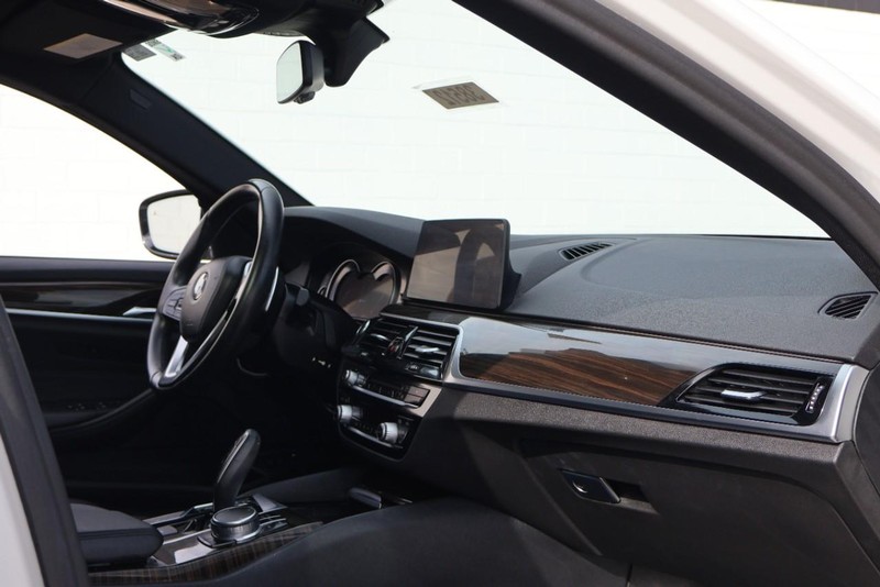 BMW 530e Vehicle Full-screen Gallery Image 23