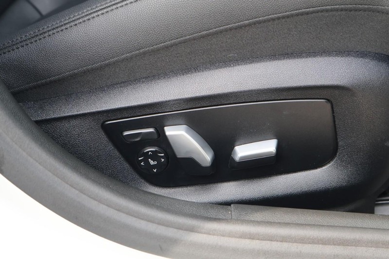 BMW 530e Vehicle Full-screen Gallery Image 24