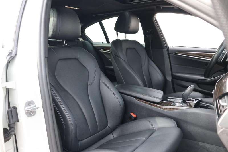 BMW 530e Vehicle Full-screen Gallery Image 25