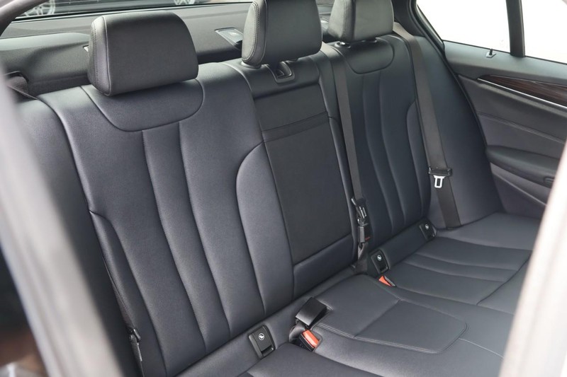 BMW 530e Vehicle Full-screen Gallery Image 26