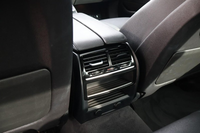 BMW 530e Vehicle Full-screen Gallery Image 27