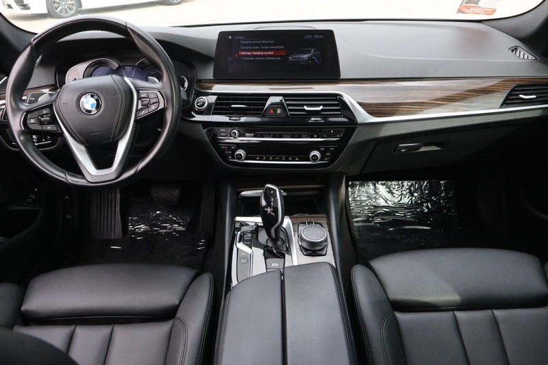 BMW 530e Vehicle Full-screen Gallery Image 28