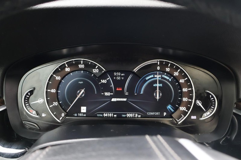 BMW 530e Vehicle Full-screen Gallery Image 29