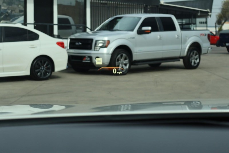 BMW 530e Vehicle Full-screen Gallery Image 30