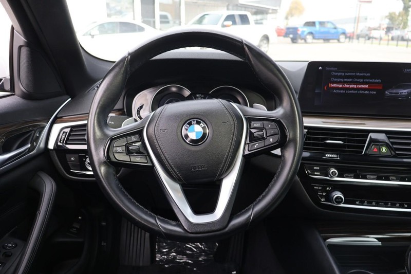 BMW 530e Vehicle Full-screen Gallery Image 31