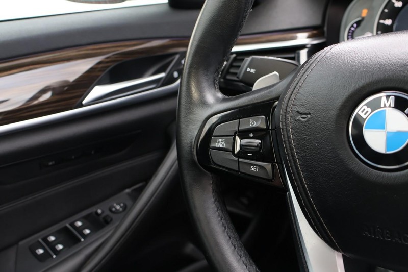 BMW 530e Vehicle Full-screen Gallery Image 32