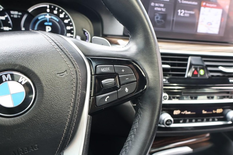 BMW 530e Vehicle Full-screen Gallery Image 33