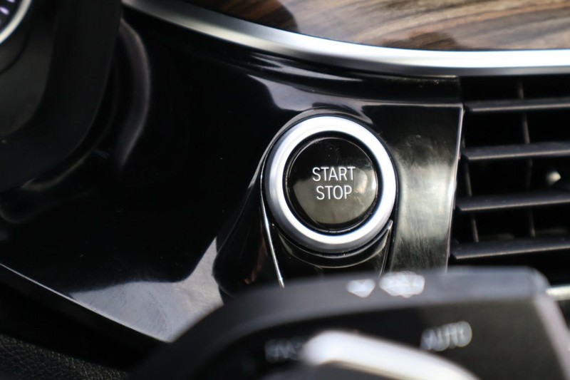 BMW 530e Vehicle Full-screen Gallery Image 34