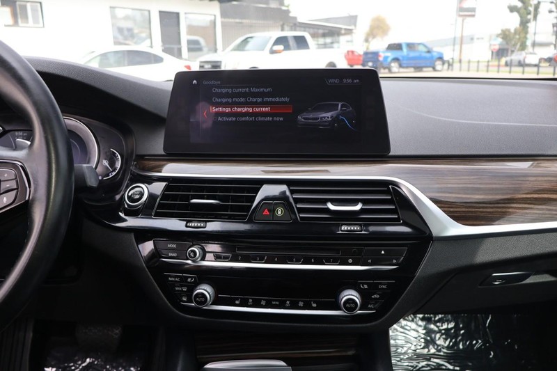 BMW 530e Vehicle Full-screen Gallery Image 35