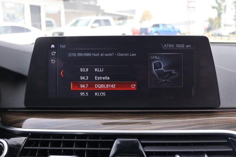 BMW 530e Vehicle Full-screen Gallery Image 36