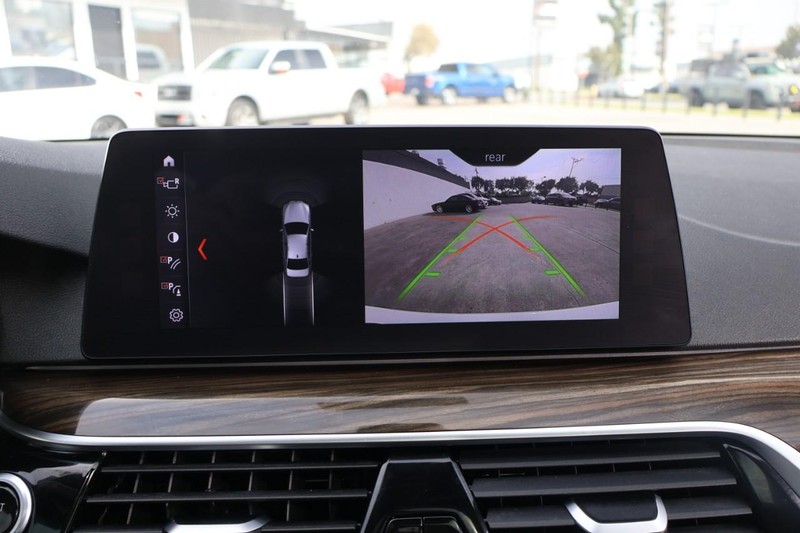 BMW 530e Vehicle Full-screen Gallery Image 37