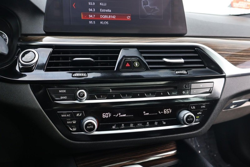 BMW 530e Vehicle Full-screen Gallery Image 38