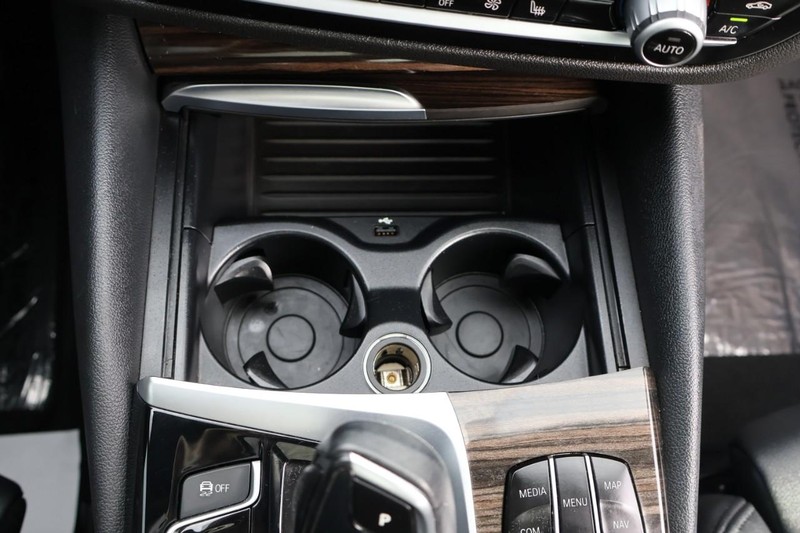 BMW 530e Vehicle Full-screen Gallery Image 39