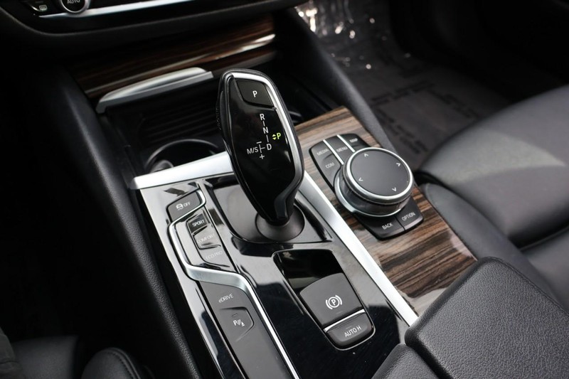 BMW 530e Vehicle Full-screen Gallery Image 40