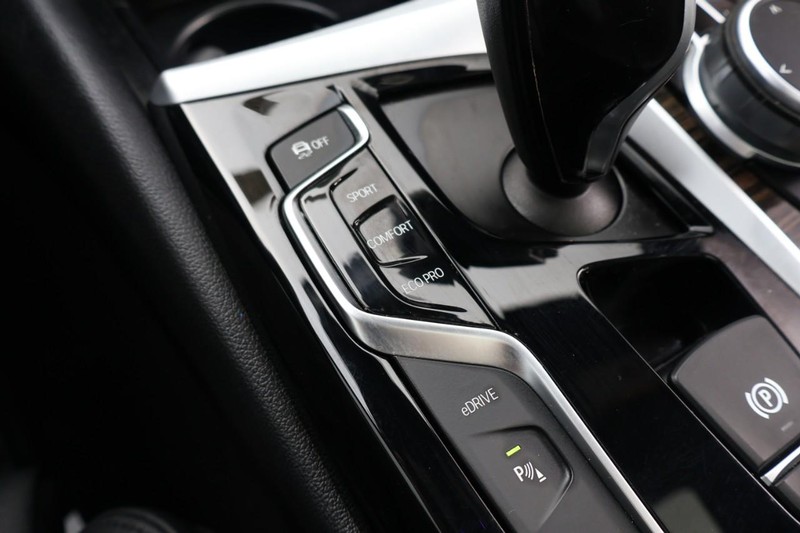 BMW 530e Vehicle Full-screen Gallery Image 41