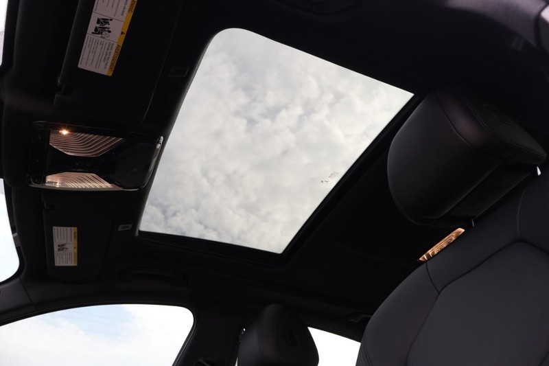 BMW 530e Vehicle Full-screen Gallery Image 42