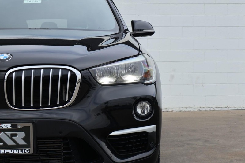 BMW X1 Vehicle Full-screen Gallery Image 03
